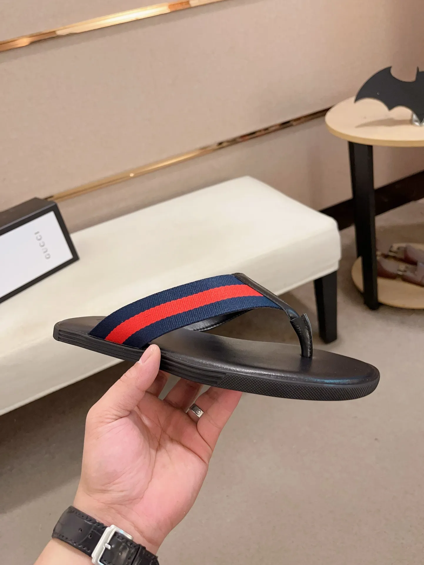 Men's shoes 💰: 240💰 [gucci Gucci slippers] High-end men's shoes brand official website 1:1 latest masterpiece: original mold customization, the fabric is made of imported original materials, upgraded outsole, lighter and non-slip. The market's top quality, simple yet tasteful, a must-have for fashionistas, fashionable at your feet, full of confidence, the same style at the counter 👍The season of summer slippers is here. Code: 38-45